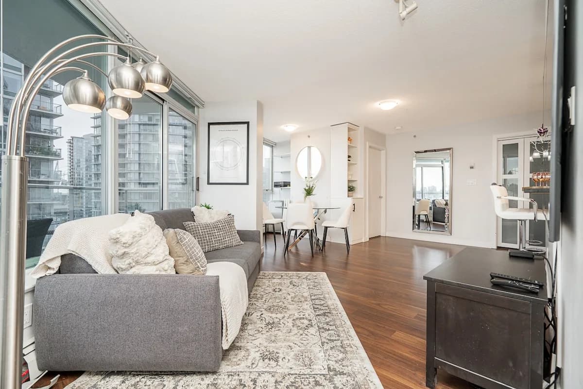 Central Two Bedroom Retreat in Vancouver photo 2