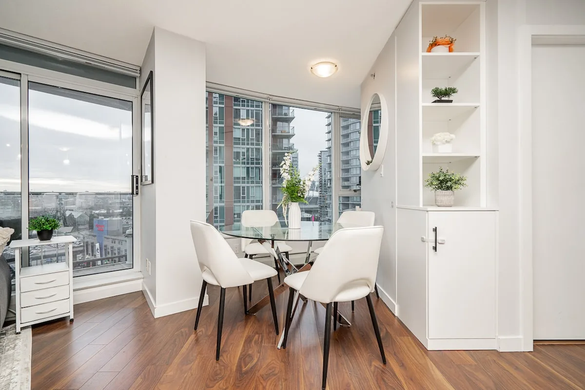 Central Two Bedroom Retreat in Vancouver photo 3