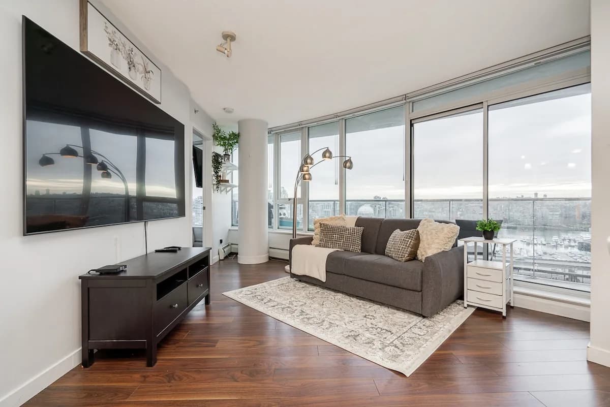 Central Two Bedroom Retreat in Vancouver photo 4