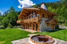 Elegant Ski Chalet with Mountain Views