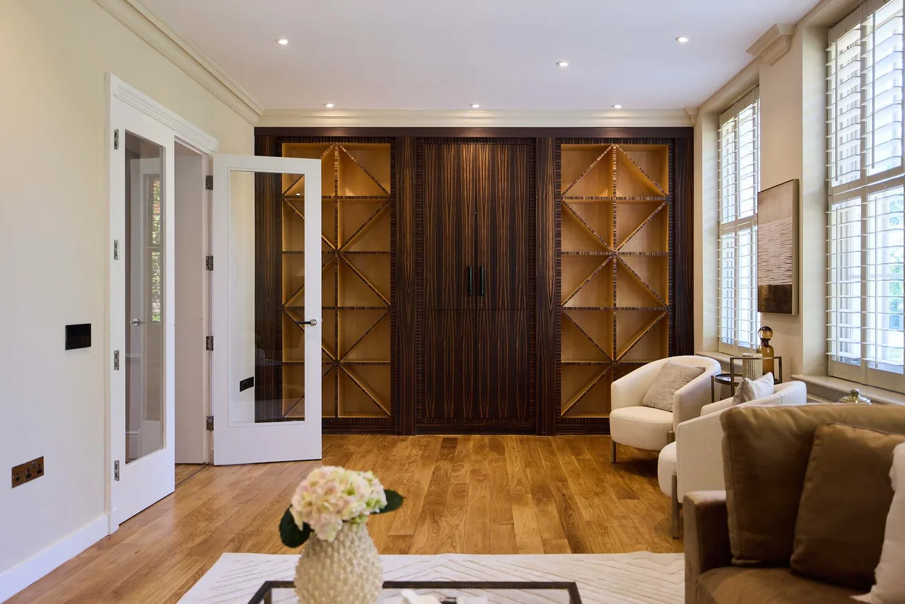 Elegant Wood-Panelled Townhouse in Hampstead photo 4