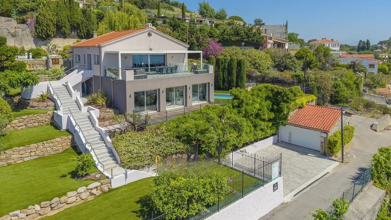 Modern Coastal Retreat With Private Pool