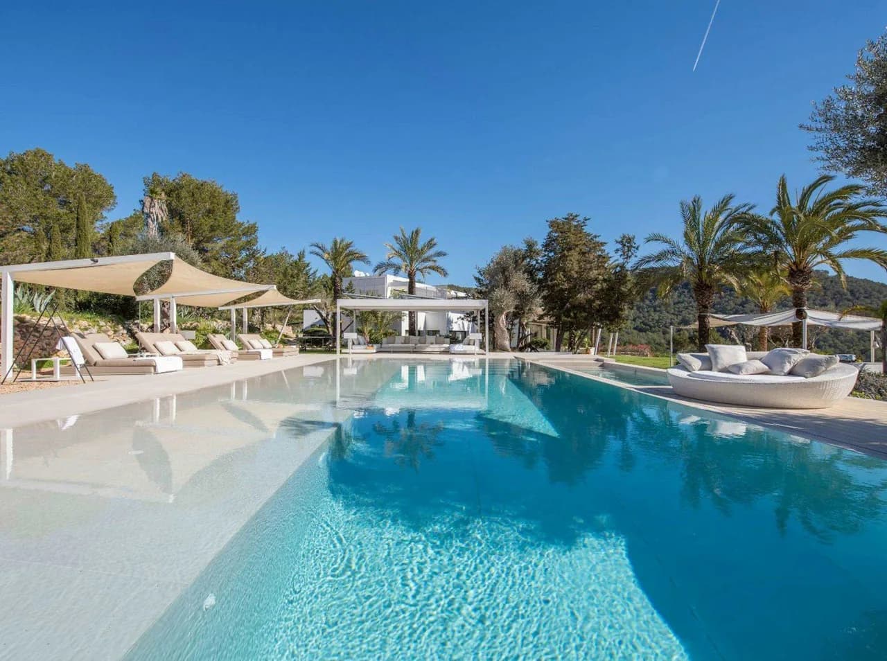Premium Villa With Private Gated Grounds