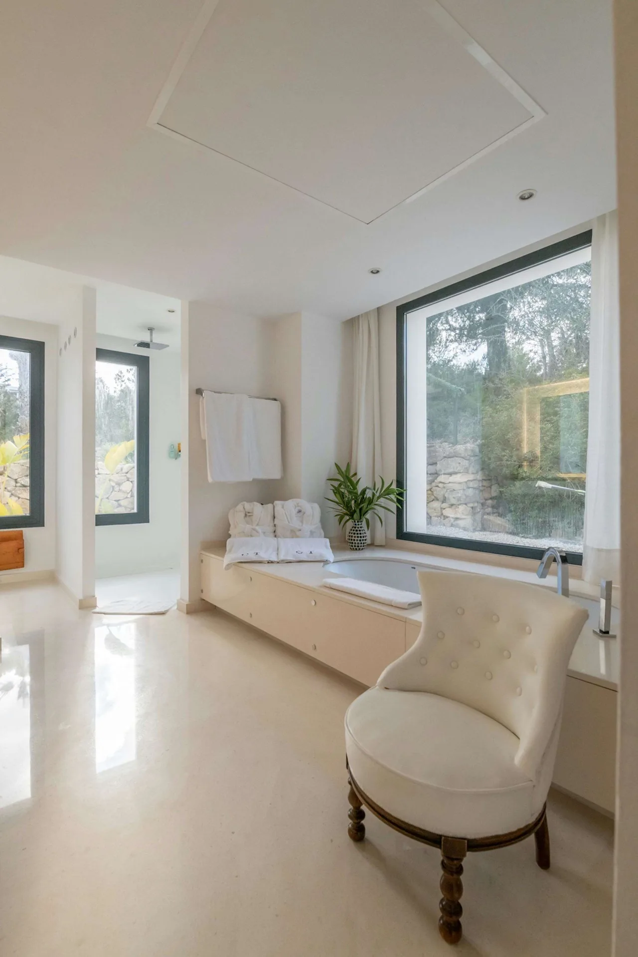 Premium Villa With Private Gated Grounds photo 5