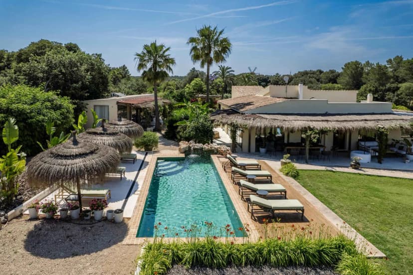 Luxurious Countryside Retreat With Infinity Pool View