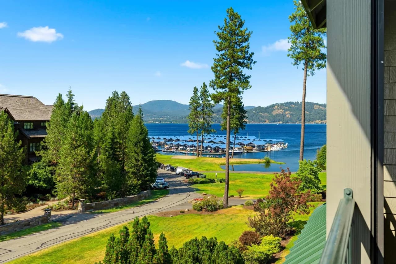Lakefront Penthouse with Balcony & Panoramic Views photo 4