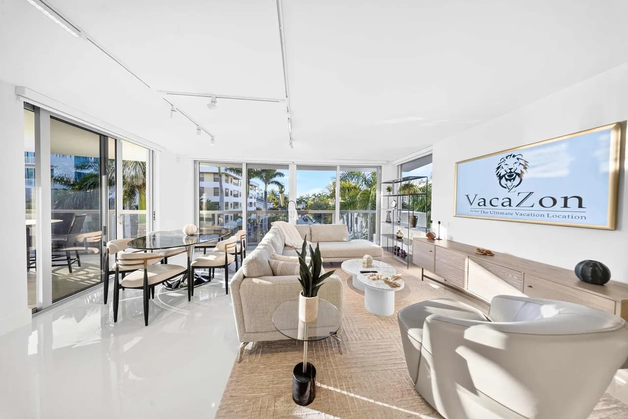 Chic Bay Harbor 3BR • Rooftop Pool • Free Parking photo 3