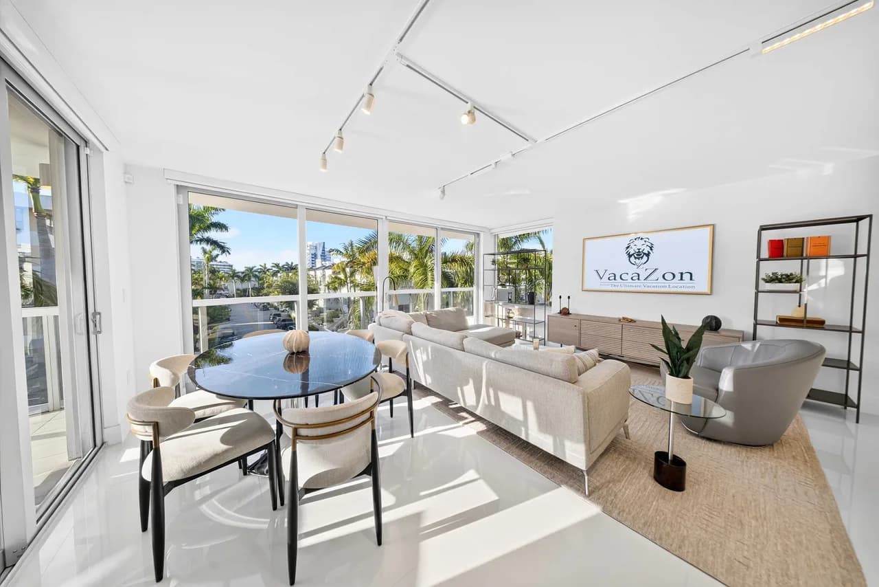 Chic Bay Harbor 3BR • Rooftop Pool • Free Parking photo 4