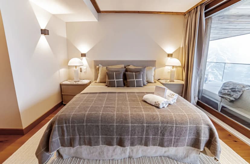 Luxury 2BR Mountain View Apartment with Balcony
