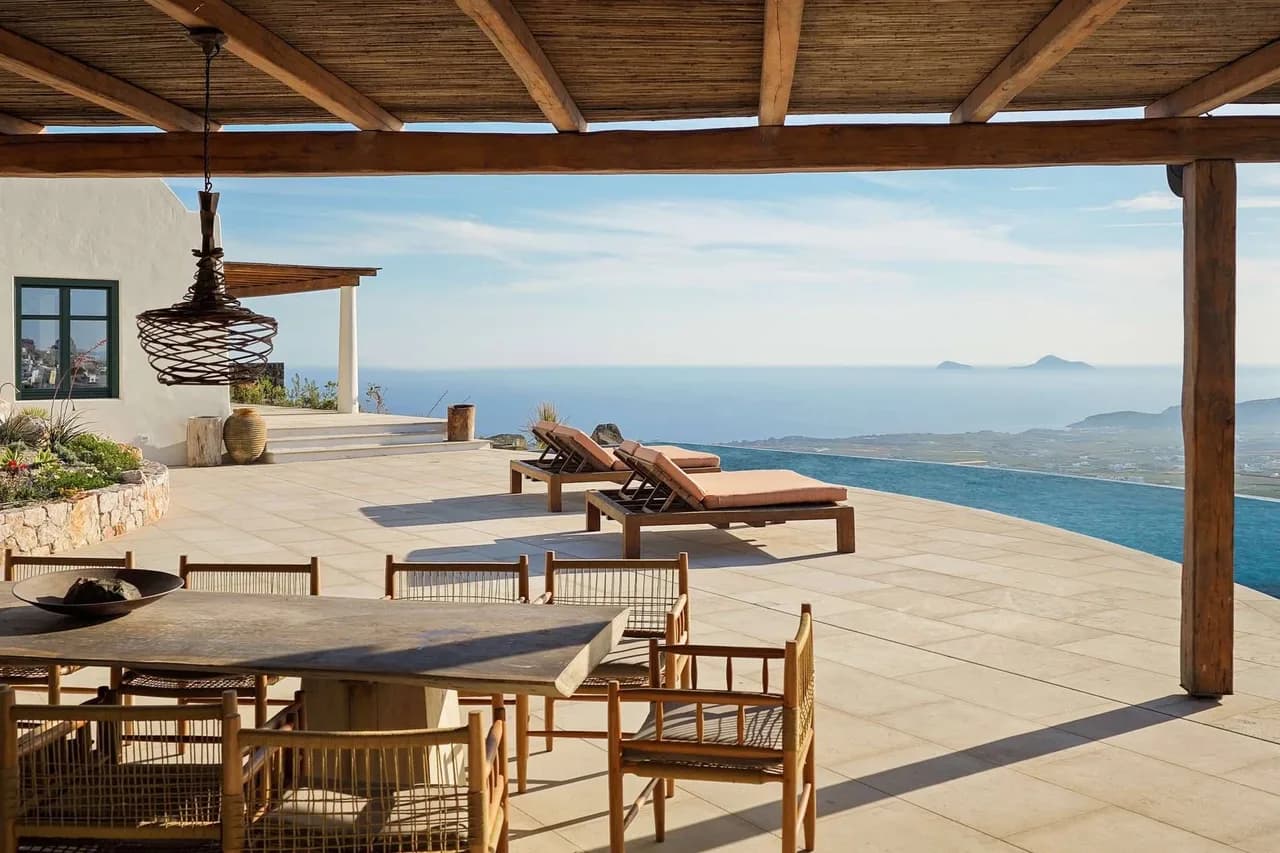 Serene Santorini Villa: Infinity Pool & Sea View