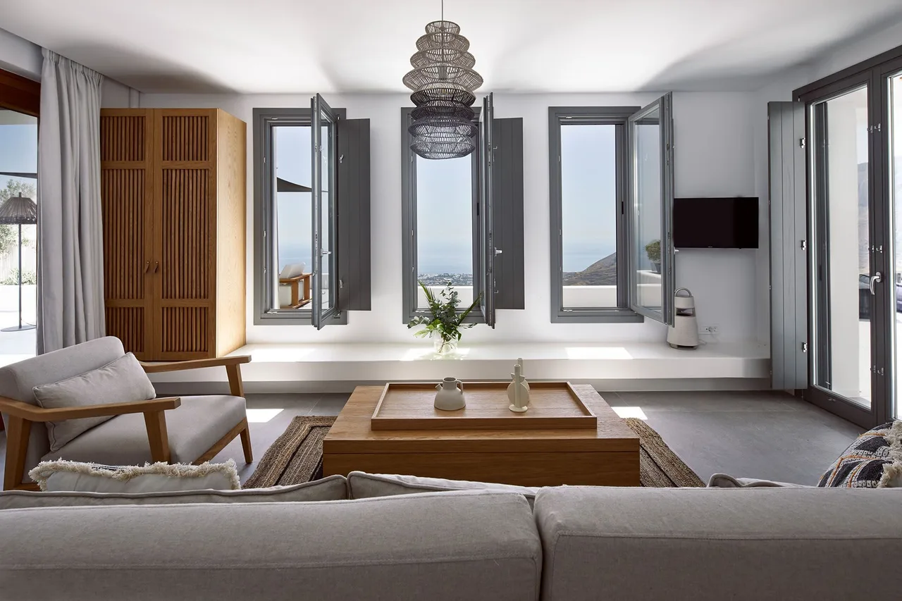 Modern Santorini Villa with Infinity Pool &Jacuzzi photo 2