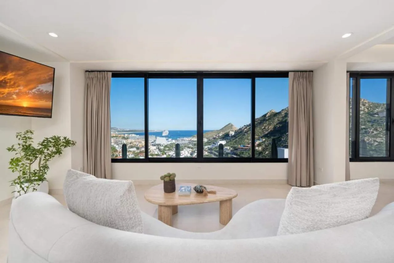 Spacious Luxury Villa With Eight Suites photo 3