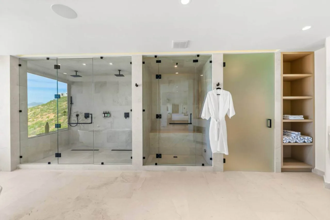 Spacious Luxury Villa With Eight Suites photo 5