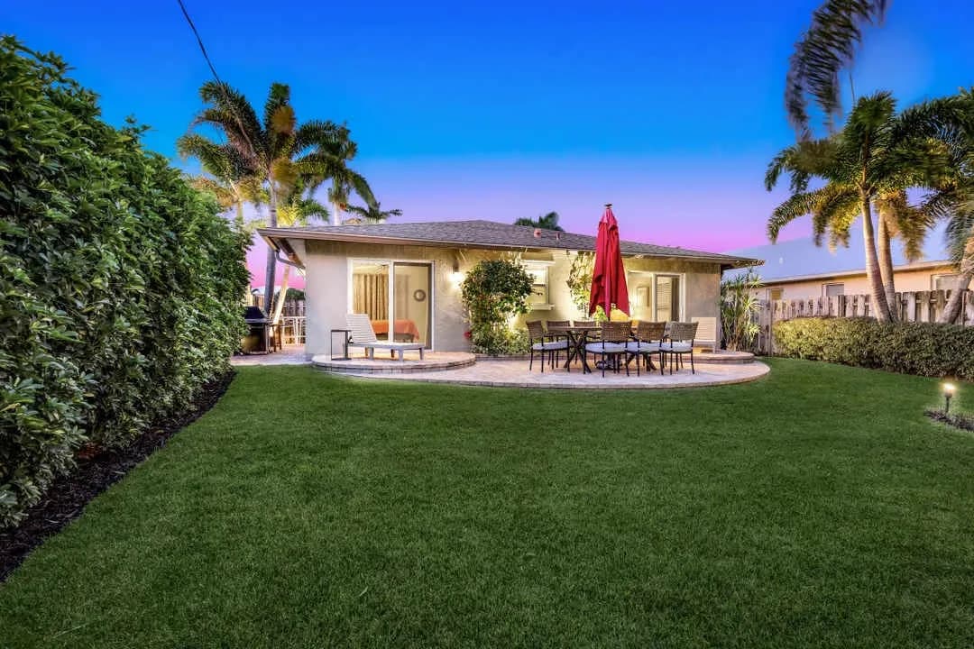 Coastal Naples Park Getaway - Garden, Grill, Beach Nearby