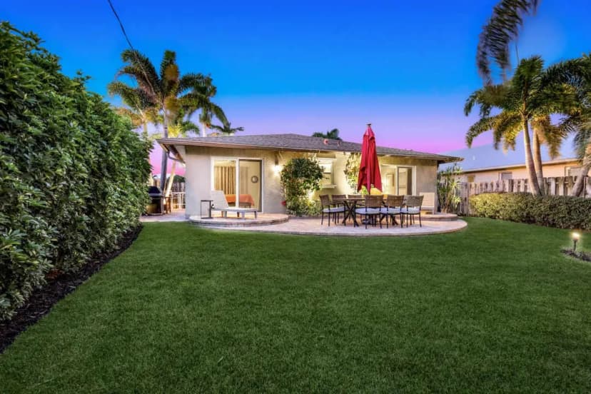 Coastal Naples Park Getaway - Garden, Grill, Beach Nearby