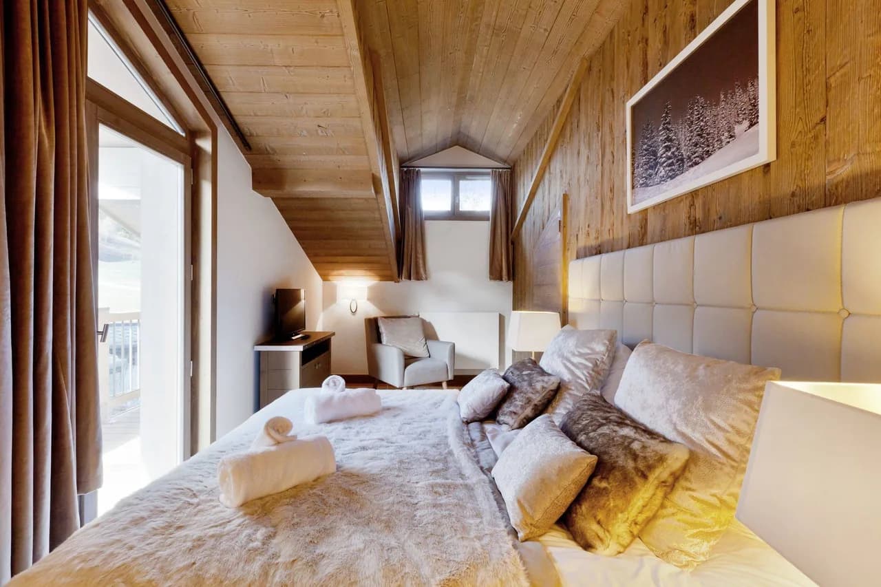 Refined Alpine Living Near The Slopes photo 2