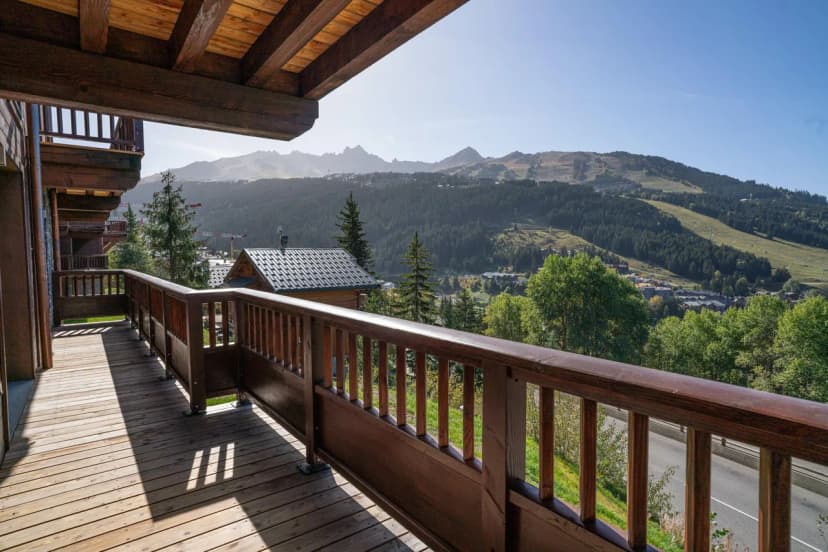 A Refined Four-bedroom Mountain Escape