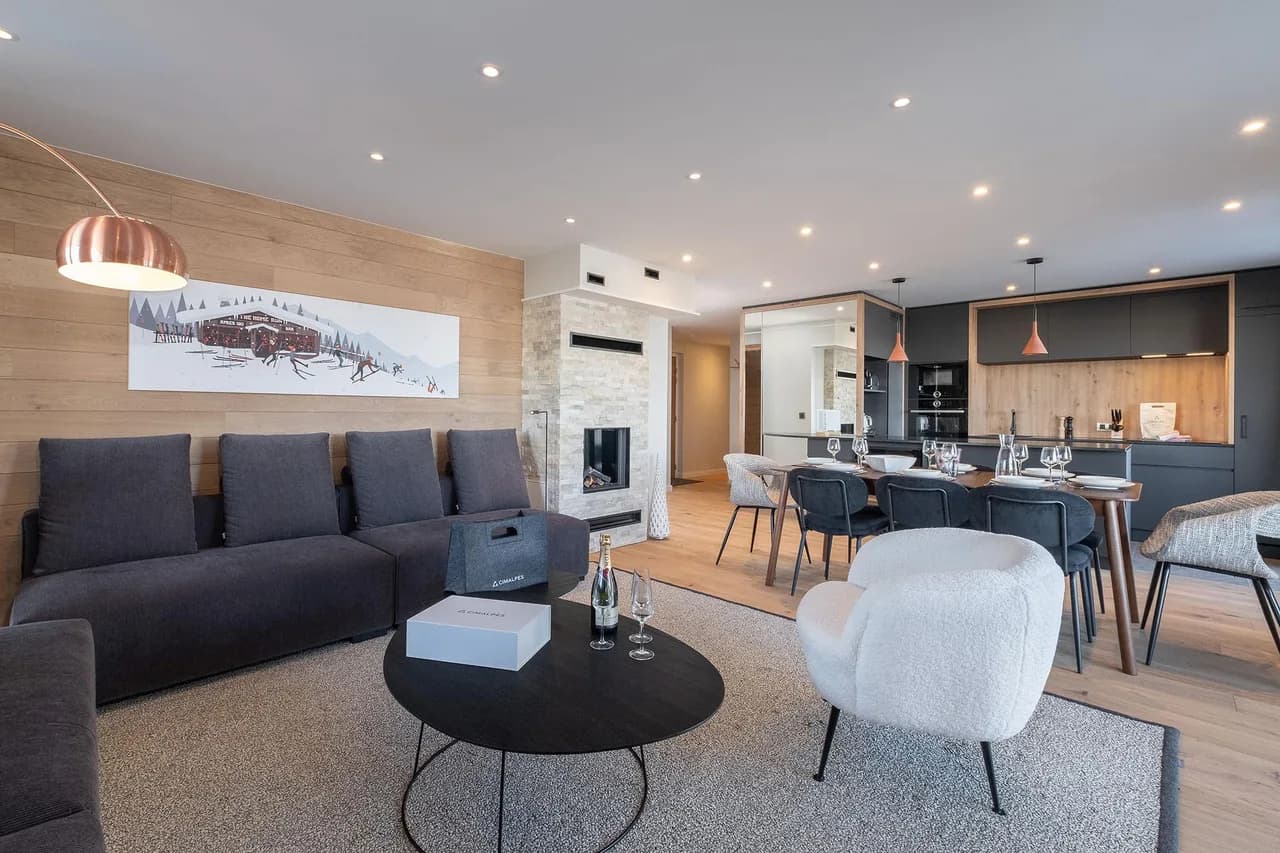 A Refined Four-bedroom Mountain Escape photo 2