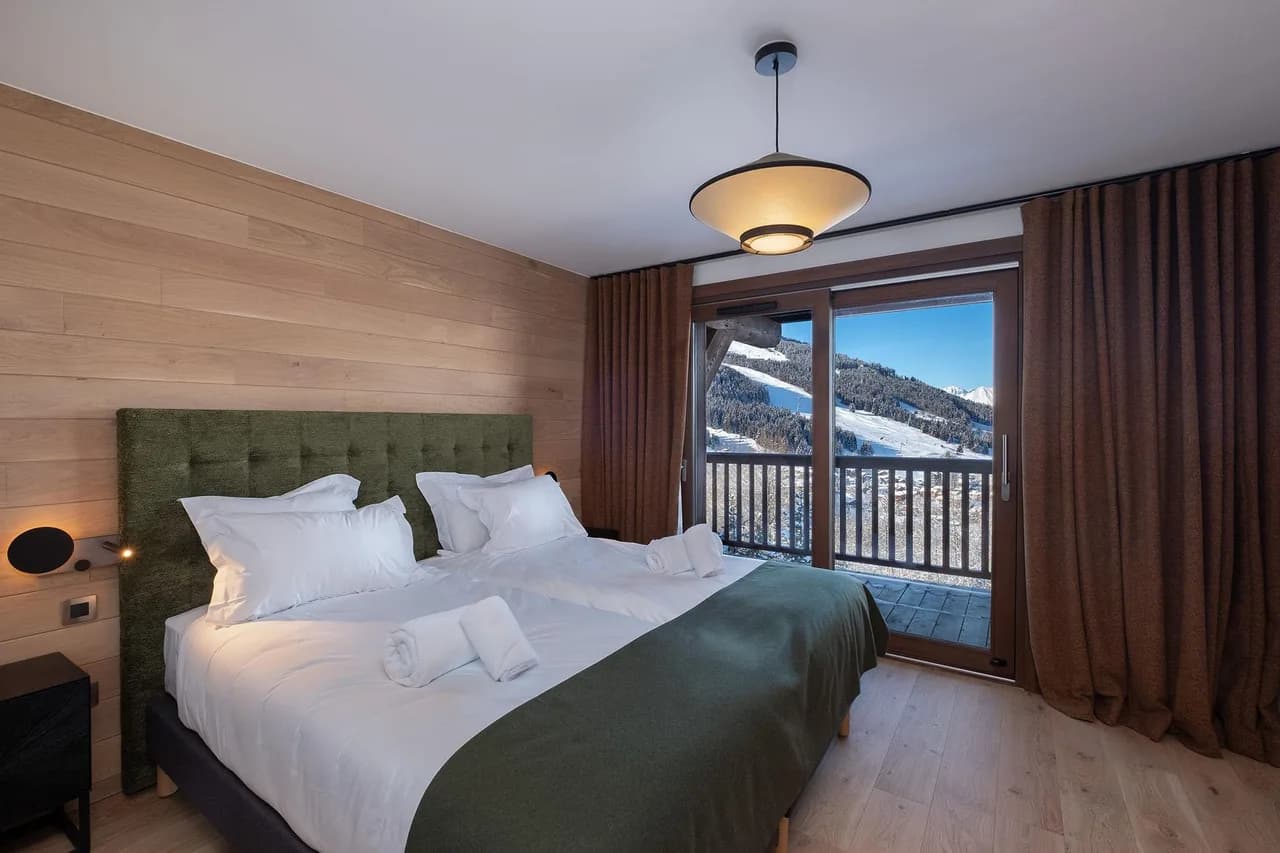 A Refined Four-bedroom Mountain Escape photo 3