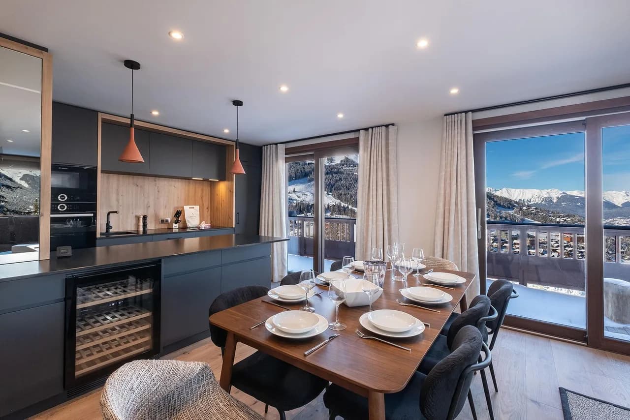 A Refined Four-bedroom Mountain Escape photo 4