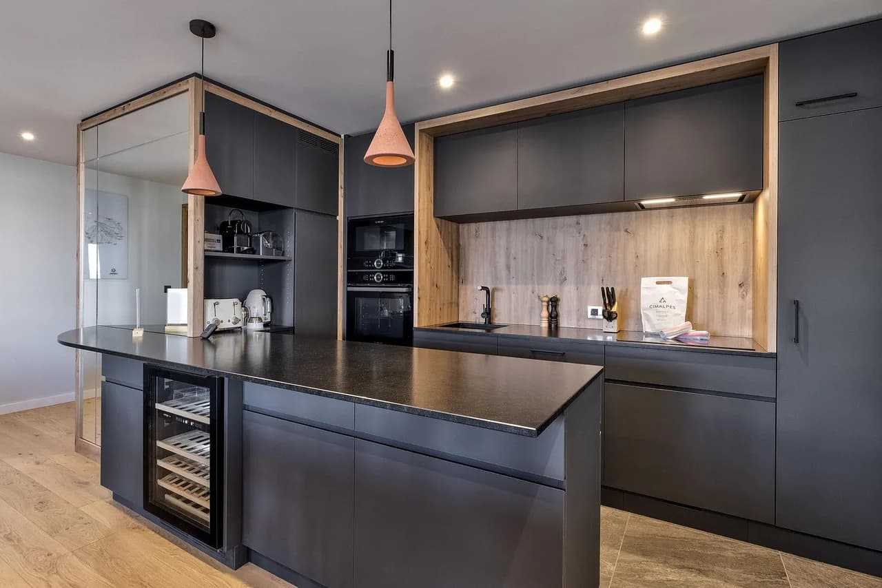 A Refined Four-bedroom Mountain Escape photo 5
