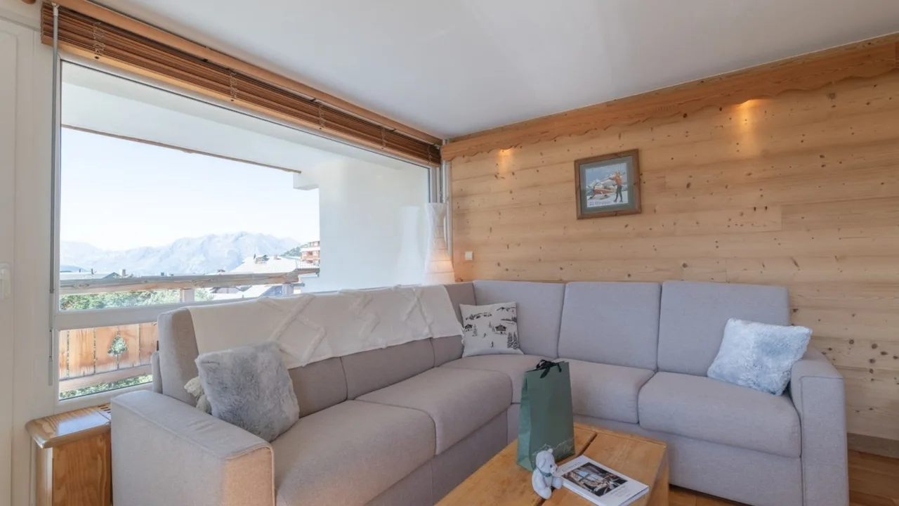 Panoramic Mountain Views From Alpine Apartment