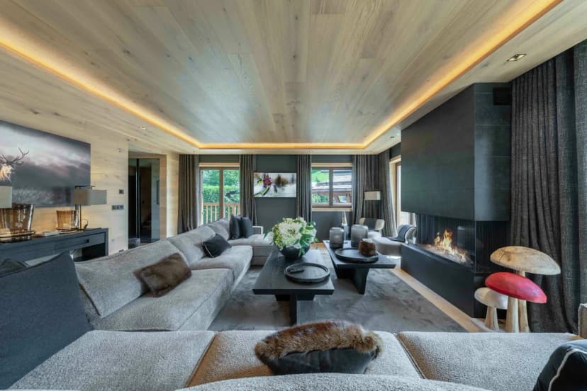 Spacious Chalet With Fire Pit and Jacuzzi