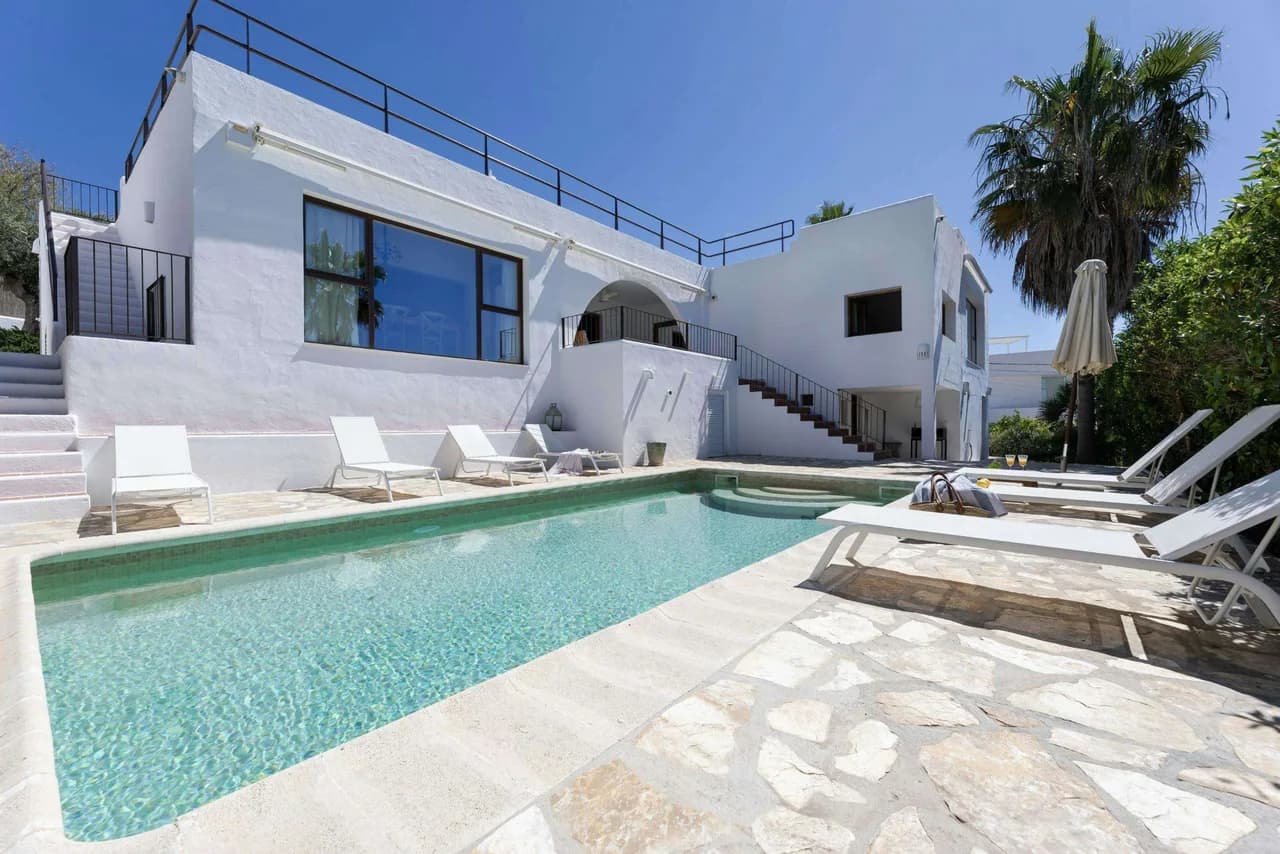 Refurbished Villa With Private Pool Views