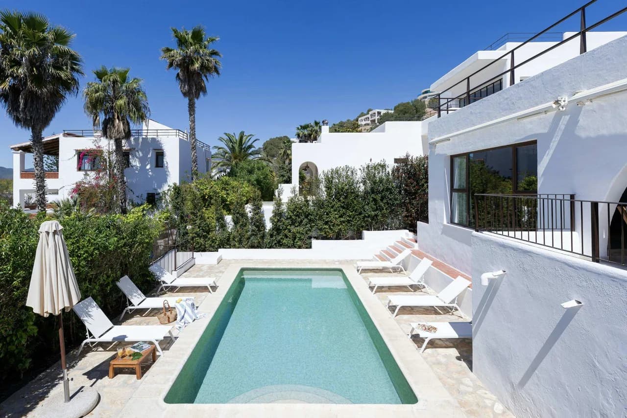 Refurbished Villa With Private Pool Views photo 4