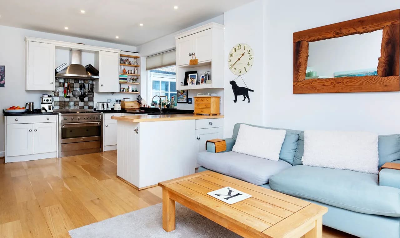 Terrace-Focused Four Bedroom House in London photo 2