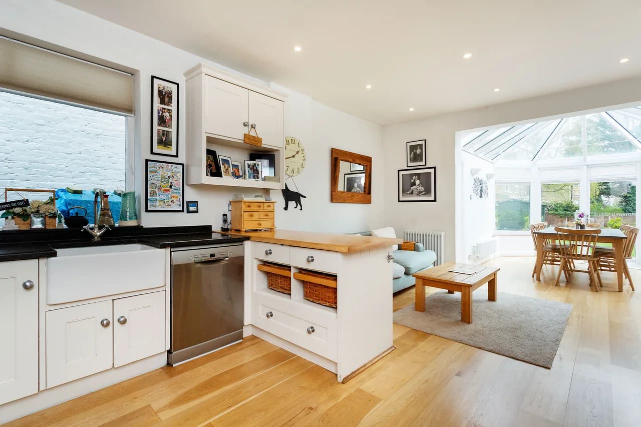 Terrace-Focused Four Bedroom House in London photo 4