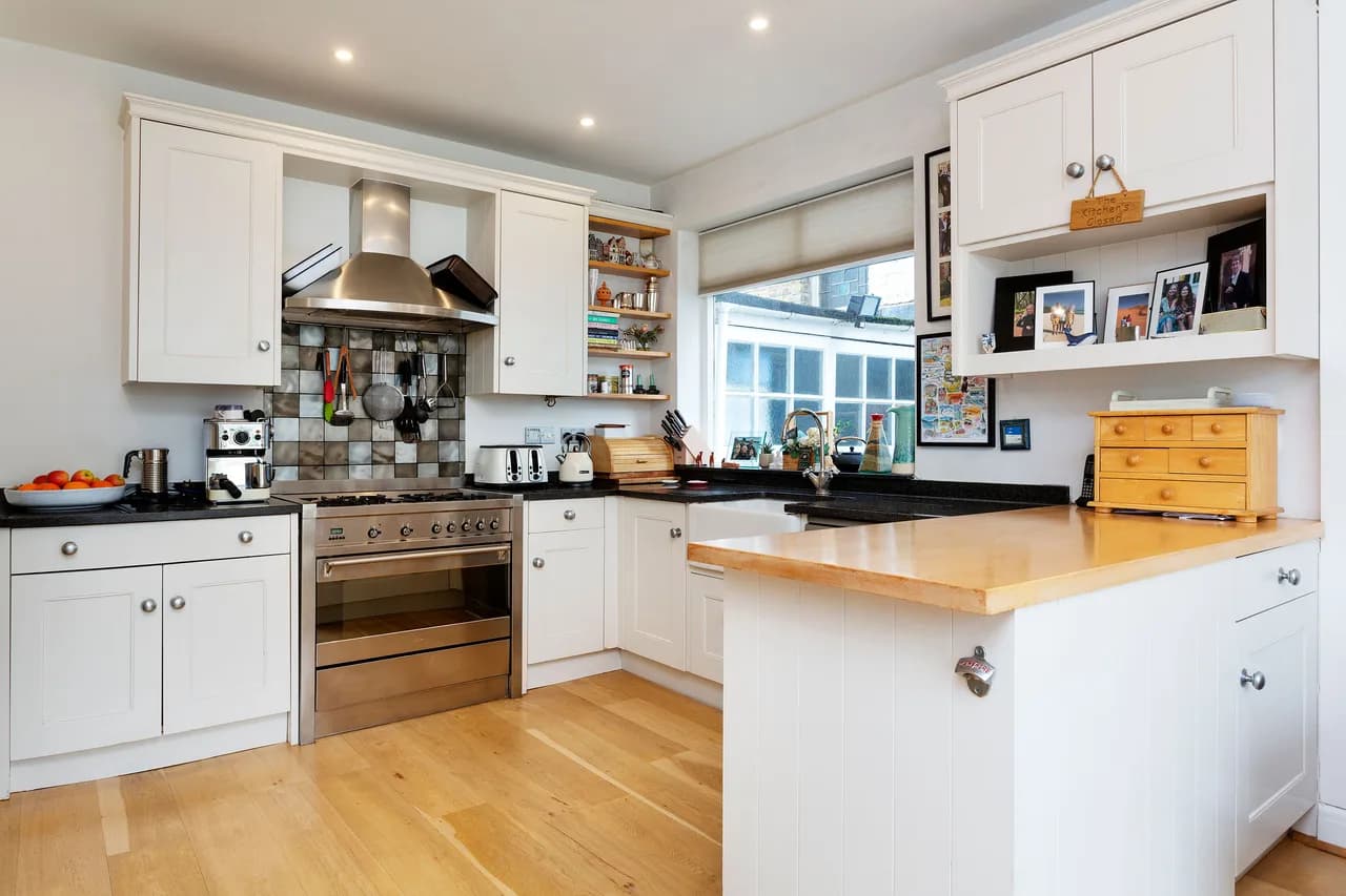 Terrace-Focused Four Bedroom House in London photo 5