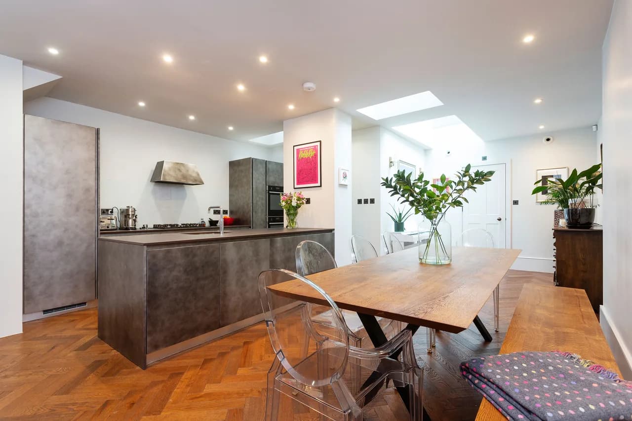 Contemporary Three Bedroom Retreat in London photo 2