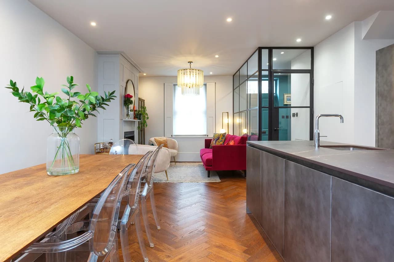 Contemporary Three Bedroom Retreat in London photo 3