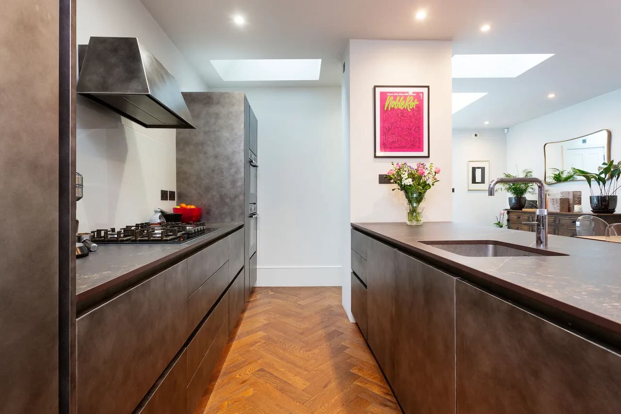 Contemporary Three Bedroom Retreat in London photo 4