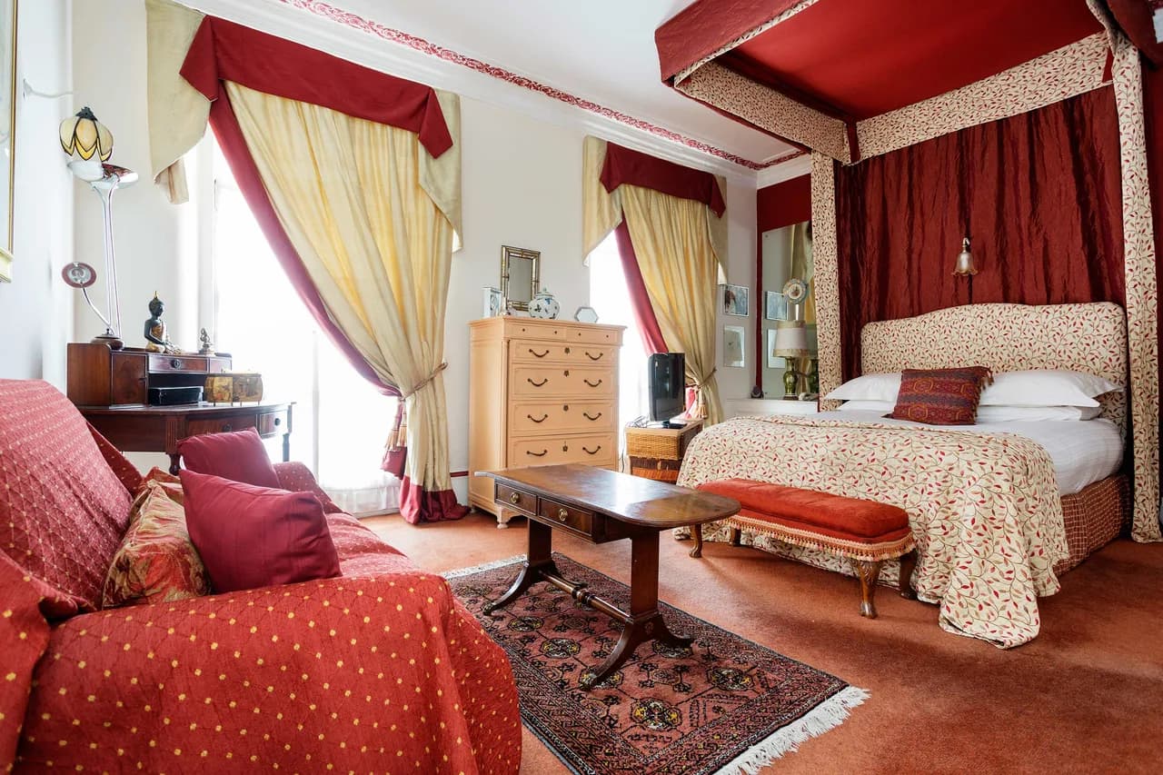 Charming Four Bedroom Terrace Home in London photo 2