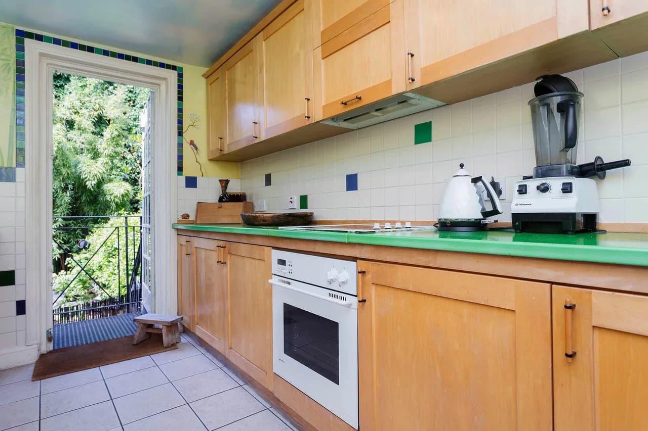 Charming Four Bedroom Terrace Home in London photo 4