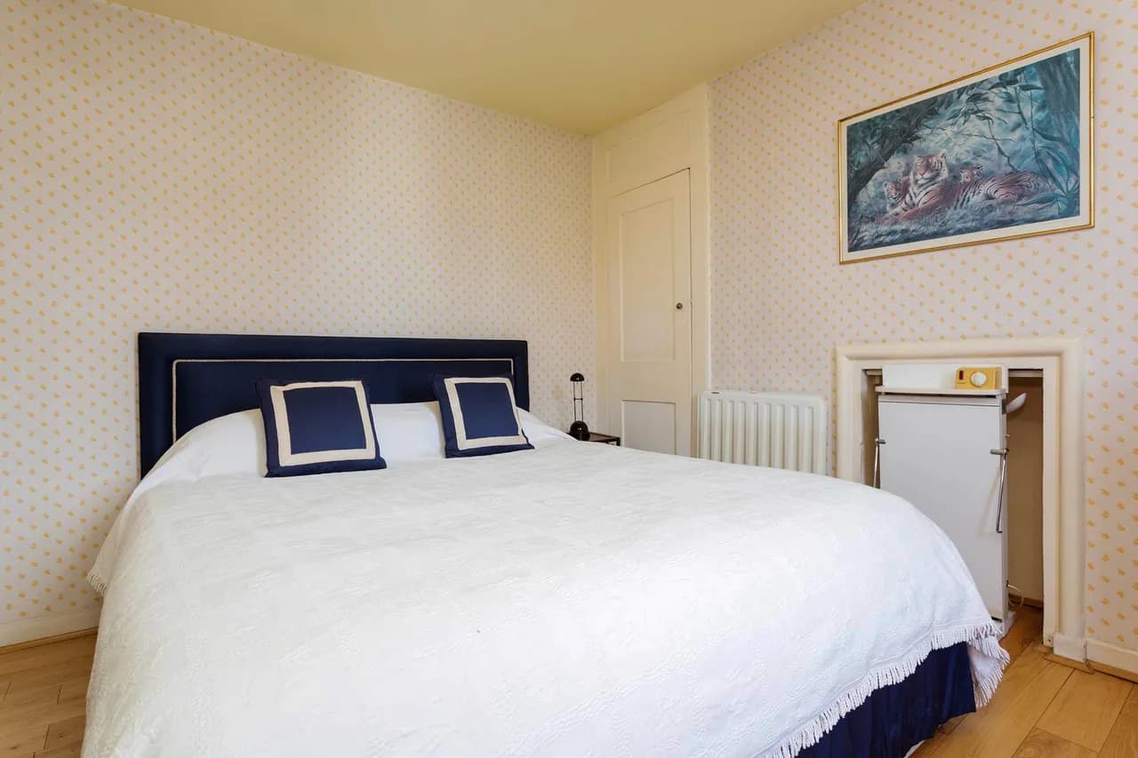 Charming Four Bedroom Terrace Home in London photo 5