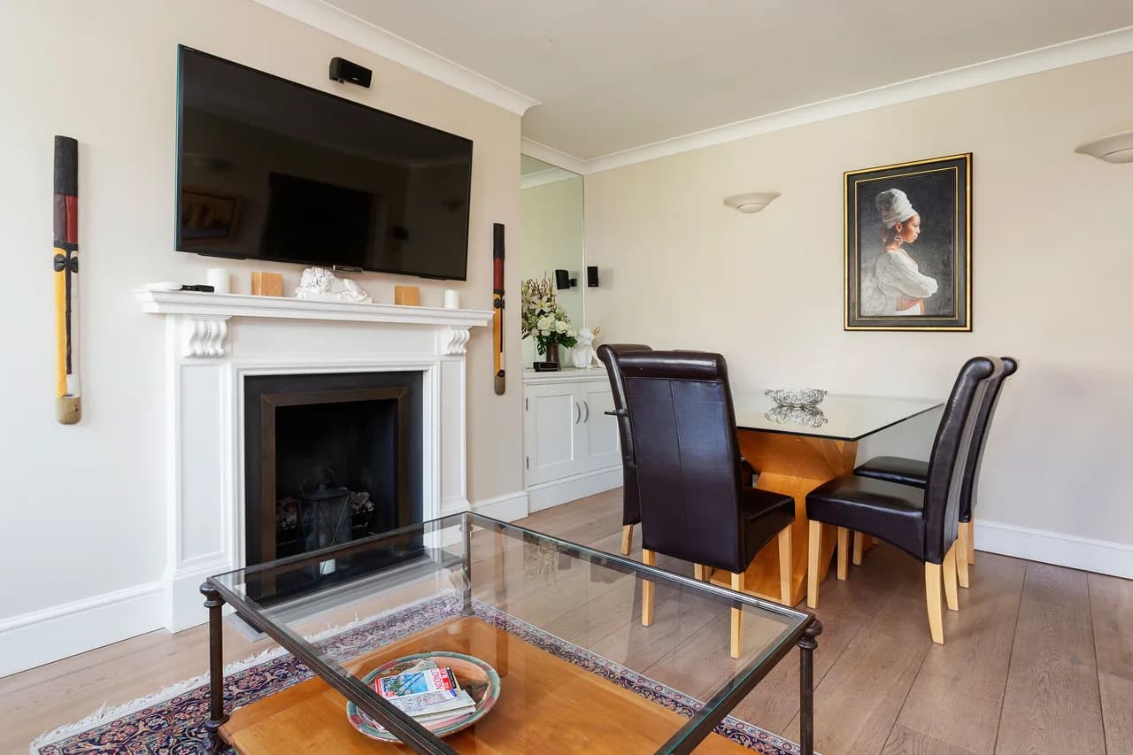 Balcony Retreat Three Bedroom Apartment in London photo 3
