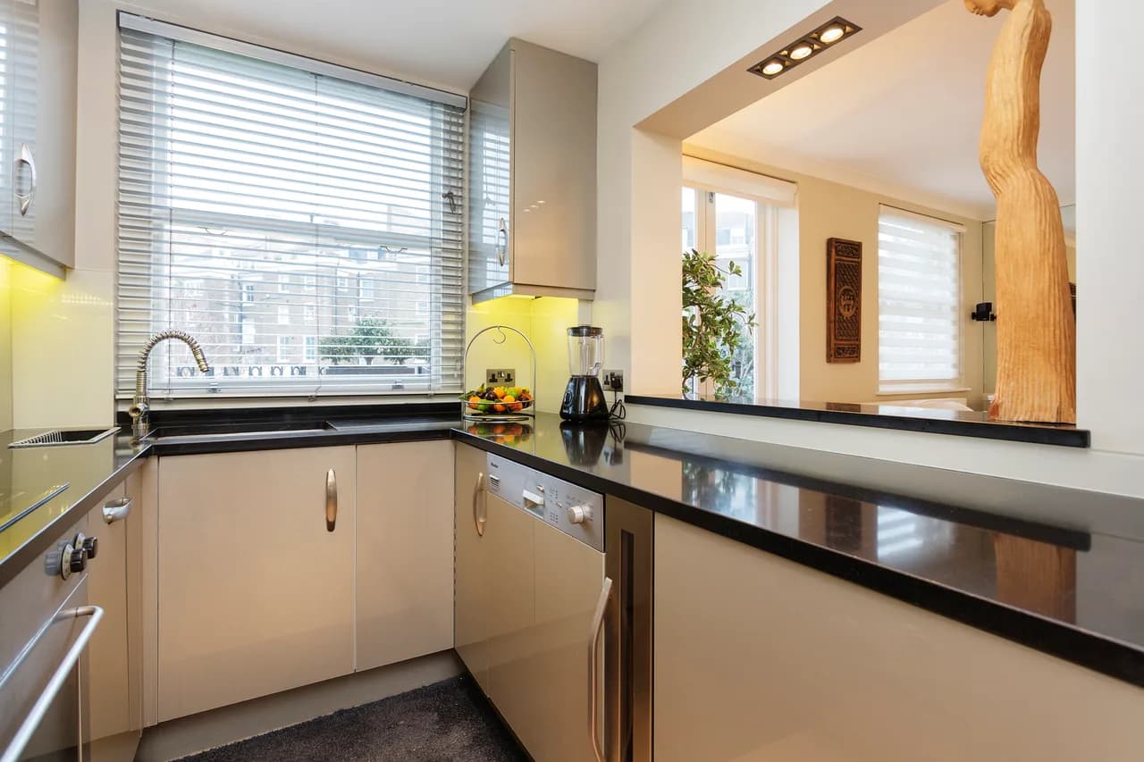 Balcony Retreat Three Bedroom Apartment in London photo 4