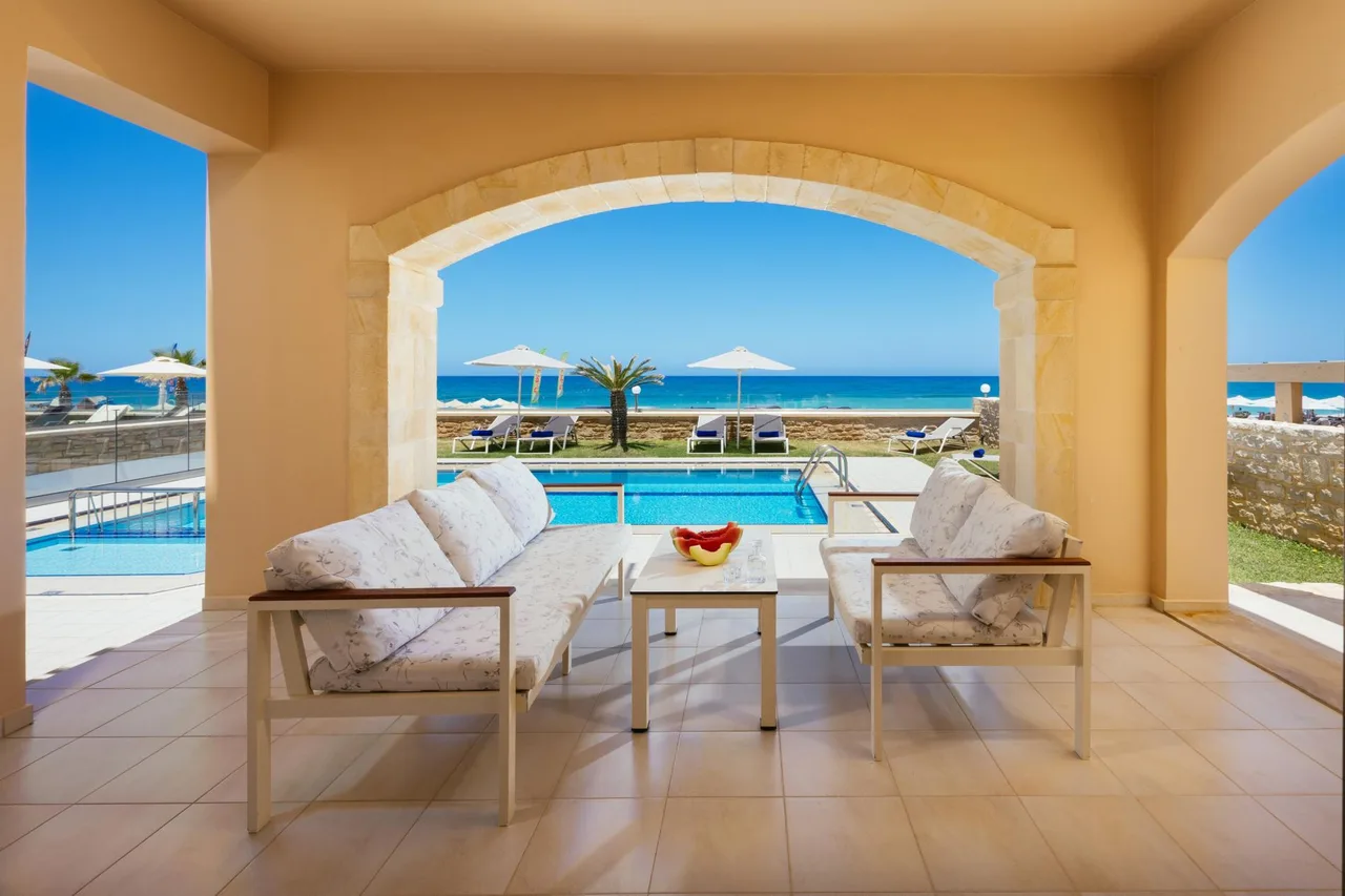 Beachfront Six-Bedroom Villa in Rethymno photo 4