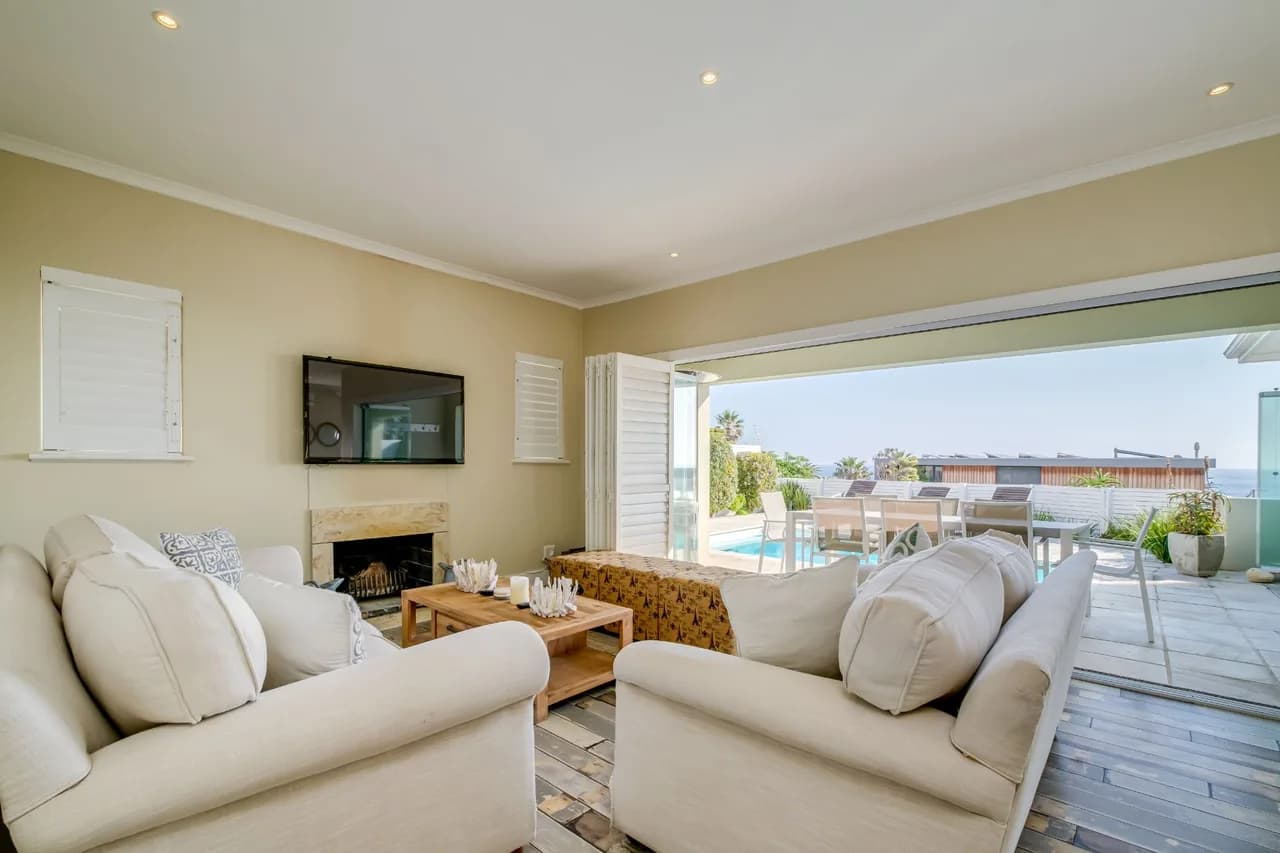 Beach-Style Villa with Pool in Cape Town photo 3