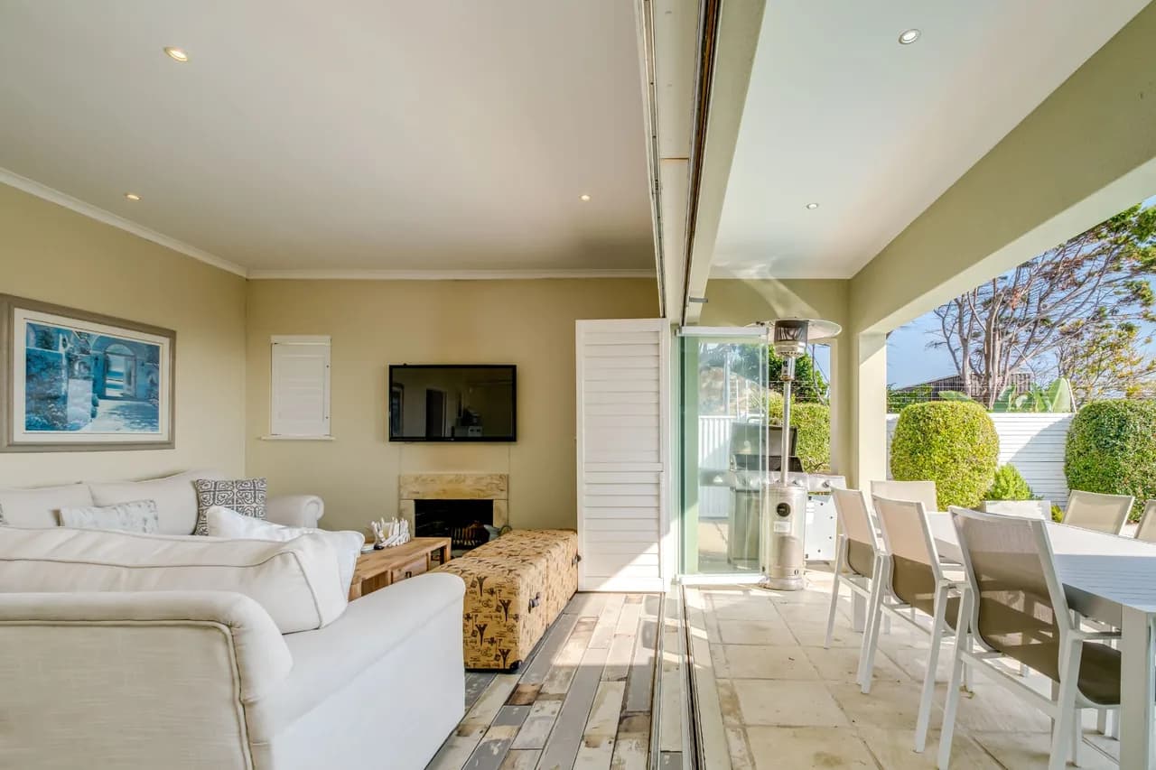 Beach-Style Villa with Pool in Cape Town photo 4