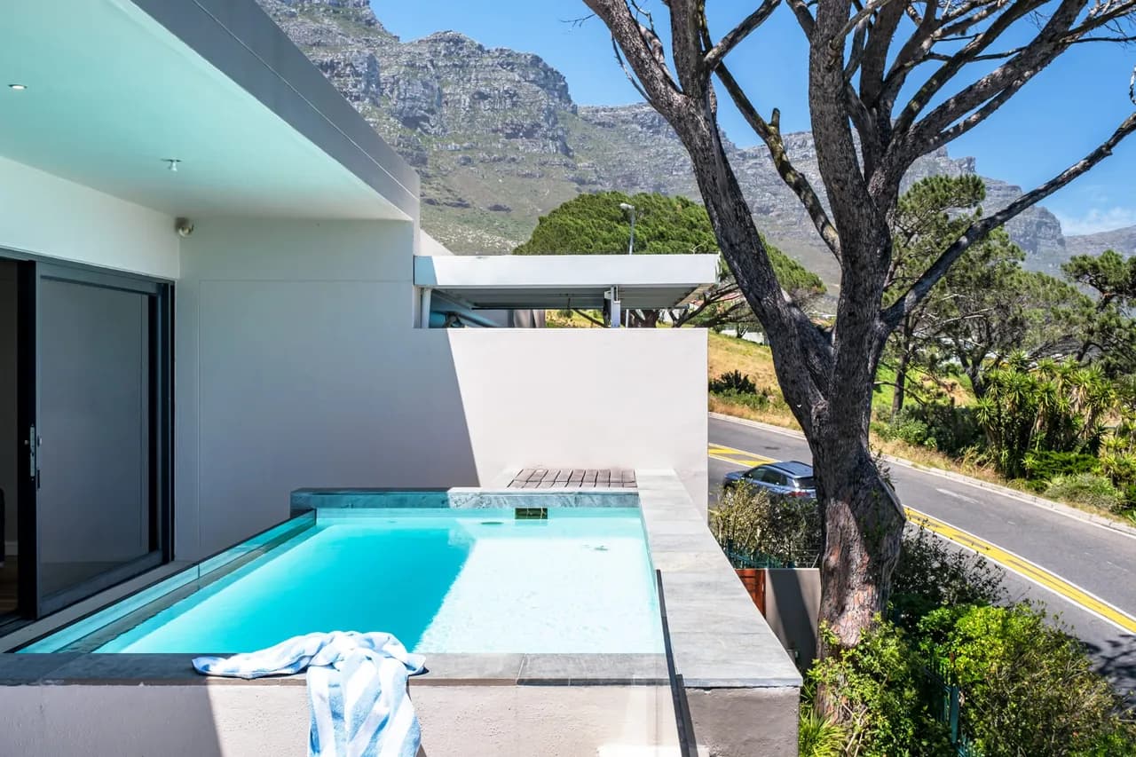 Spacious Four Bedroom Apartment in Cape Town photo 3