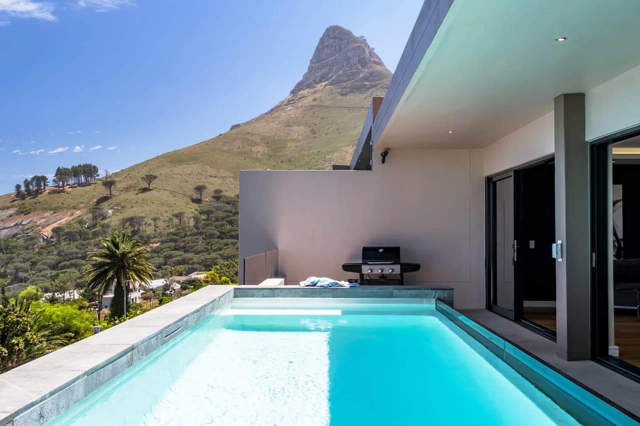 Spacious Four Bedroom Apartment in Cape Town photo 4