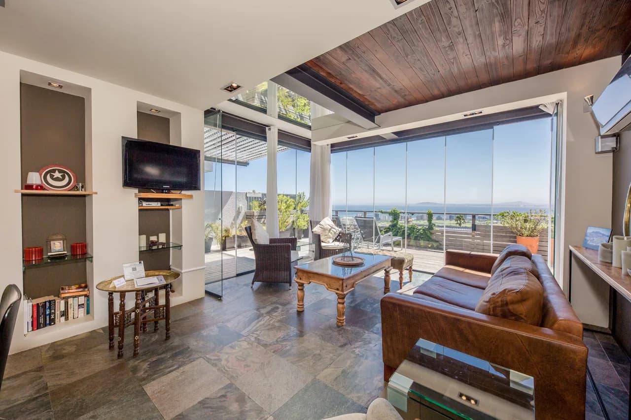 Scenic Two Bedroom Apartment in Cape Town photo 2