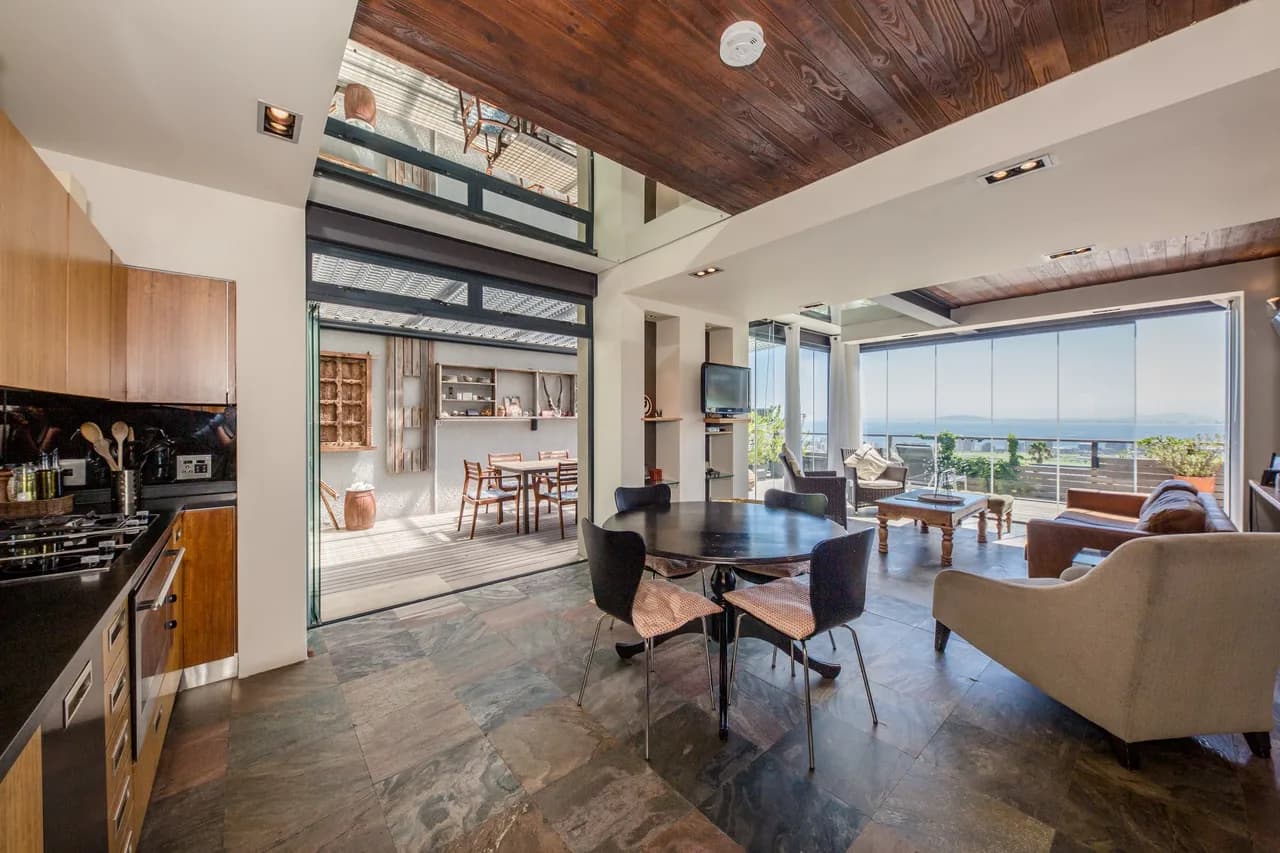 Scenic Two Bedroom Apartment in Cape Town photo 3
