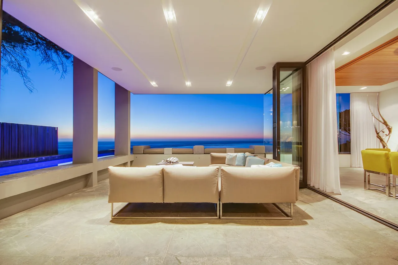 Three-Level Villa with Lift in Cape Town photo 3