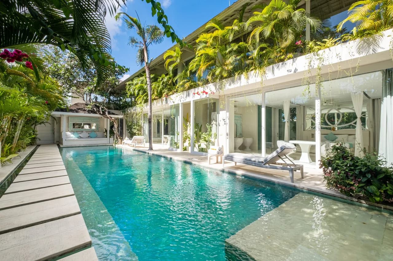 Balcony Five Bedroom Villa in North Kuta photo 2