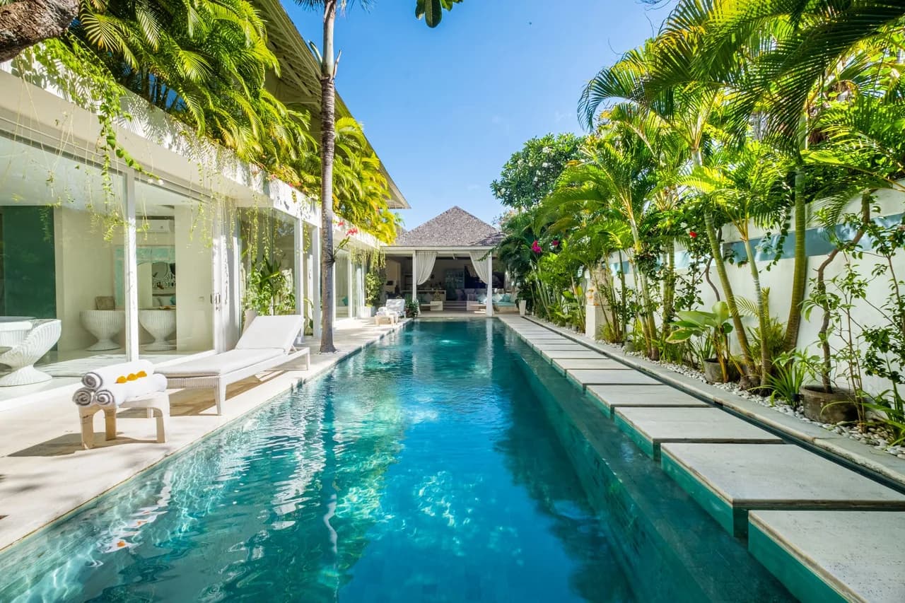 Balcony Five Bedroom Villa in North Kuta photo 3